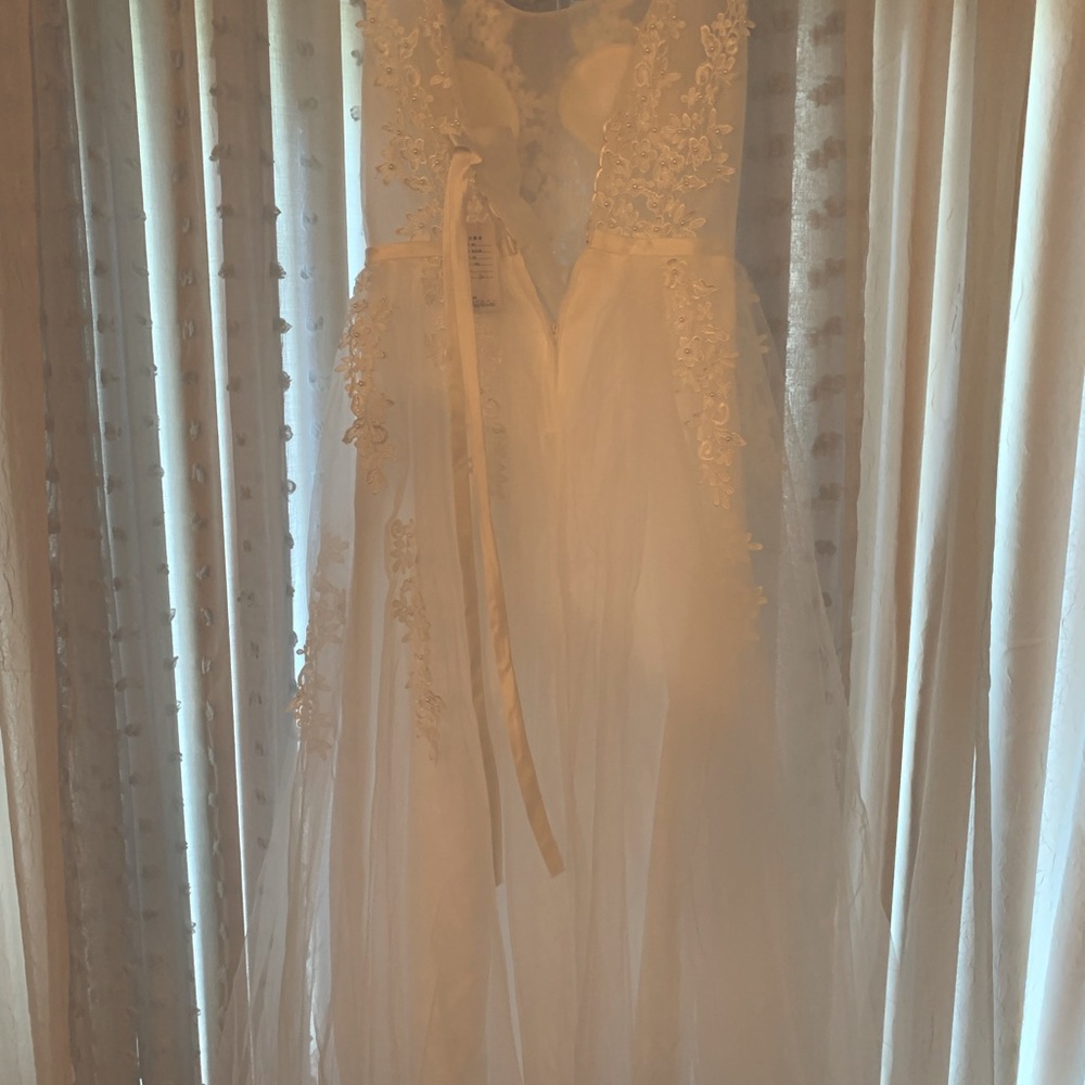 Size 8/10 wedding dress. Never worn.